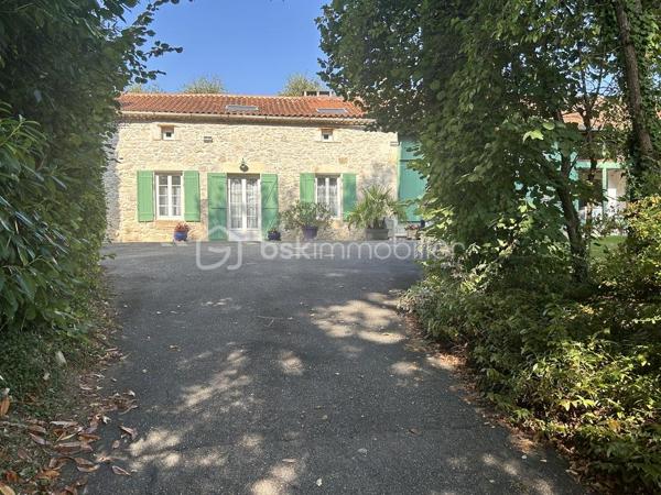 À 10/15 mn d Agen (sud), vous serez déjà séduit par l’environnement de cette belle propriété en pierres, avec ses dépendances, sa piscine.
Sur une parcelle entièrement clôturée et arborée avec des fruitiers, vous disposez d’une grande maison avec des dépendances attenantes et une dépendance indépendante de bonne qualité pour éventuellement faire un gîte ou des chambres d’hôtes.
La maison vous ouvre ses portes sur deux grandes pièces de vie avec chacune une cheminée fonctionnelle. Une cuisine ouverte.
De larges baies vous permettent de profiter du jardin.
3 chambres en rez-de-chaussée, une salle de bain avec douche et baignoire, WC.
 À l’étage, vous disposez de deux autres chambres, une grande mezzanine faisant actuellement office de bureau et salle de billard, une salle d eau.
Le chauffage est assuré par une pompe à chaleur  et une chaudière à gaz également.
 À l’extérieur, vous disposez d’une belle piscine et son pool House couvert avec de larges terrasses pour vos soirées entre amis. poulailler. 
Les dépendances sont nombreuses et peuvent permettre de nombreux projets !
À visiter sans tarder.