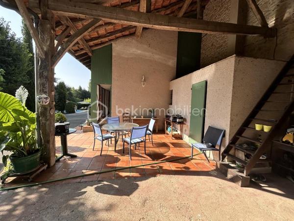 À 10/15 mn d Agen (sud), vous serez déjà séduit par l’environnement de cette belle propriété en pierres, avec ses dépendances, sa piscine.
Sur une parcelle entièrement clôturée et arborée avec des fruitiers, vous disposez d’une grande maison avec des dépendances attenantes et une dépendance indépendante de bonne qualité pour éventuellement faire un gîte ou des chambres d’hôtes.
La maison vous ouvre ses portes sur deux grandes pièces de vie avec chacune une cheminée fonctionnelle. Une cuisine ouverte.
De larges baies vous permettent de profiter du jardin.
3 chambres en rez-de-chaussée, une salle de bain avec douche et baignoire, WC.
 À l’étage, vous disposez de deux autres chambres, une grande mezzanine faisant actuellement office de bureau et salle de billard, une salle d eau.
Le chauffage est assuré par une pompe à chaleur  et une chaudière à gaz également.
 À l’extérieur, vous disposez d’une belle piscine et son pool House couvert avec de larges terrasses pour vos soirées entre amis. poulailler. 
Les dépendances sont nombreuses et peuvent permettre de nombreux projets !
À visiter sans tarder.