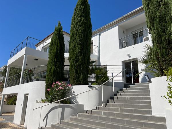 A louer à Marseille 13012 - Maison de grand standing avec jardin, piscine et garage