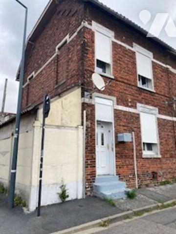 Maison de ville une mitoyenneté sans jardin avec cour et garage non attenant