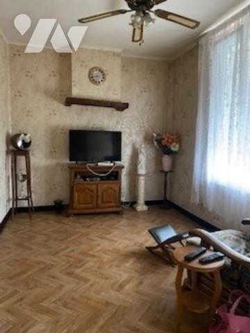 Maison de ville une mitoyenneté sans jardin avec cour et garage non attenant