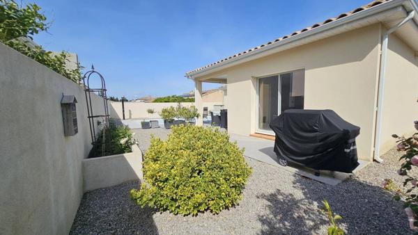 Villa recente avec garage et piscine et parking pour camping-car