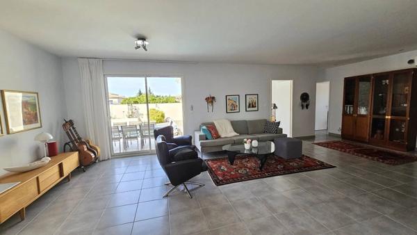 Villa recente avec garage et piscine et parking pour camping-car