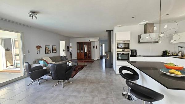 Villa recente avec garage et piscine et parking pour camping-car