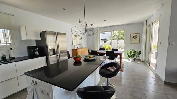 Villa recente avec garage et piscine et parking pour camping-car