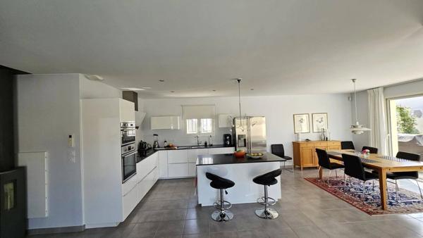 Villa recente avec garage et piscine et parking pour camping-car