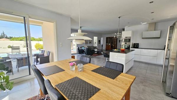 Villa recente avec garage et piscine et parking pour camping-car