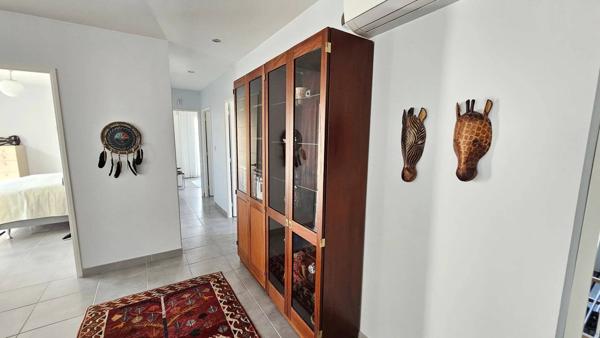 Villa recente avec garage et piscine et parking pour camping-car