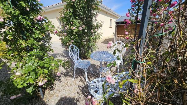 Villa recente avec garage et piscine et parking pour camping-car