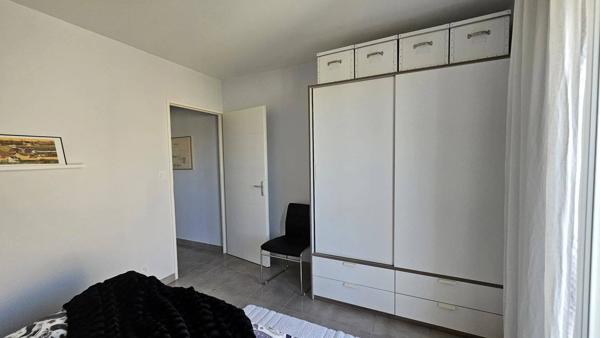 Villa recente avec garage et piscine et parking pour camping-car