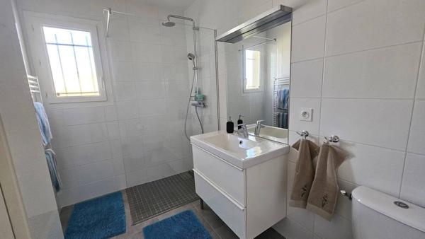 Villa recente avec garage et piscine et parking pour camping-car