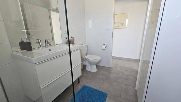 Villa recente avec garage et piscine et parking pour camping-car