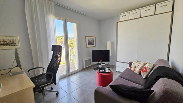 Villa recente avec garage et piscine et parking pour camping-car