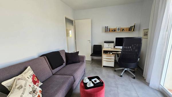 Villa recente avec garage et piscine et parking pour camping-car