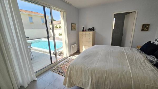 Villa recente avec garage et piscine et parking pour camping-car