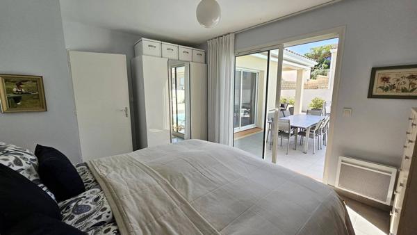 Villa recente avec garage et piscine et parking pour camping-car