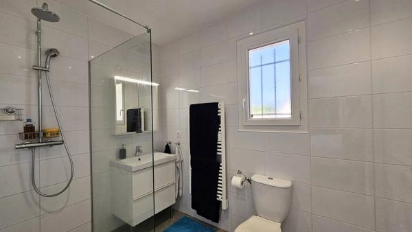 Villa recente avec garage et piscine et parking pour camping-car