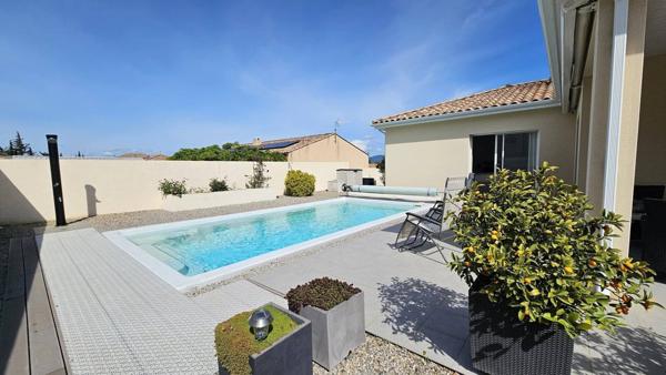 Villa recente avec garage et piscine et parking pour camping-car