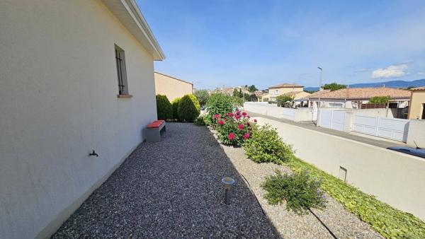 Villa recente avec garage et piscine et parking pour camping-car