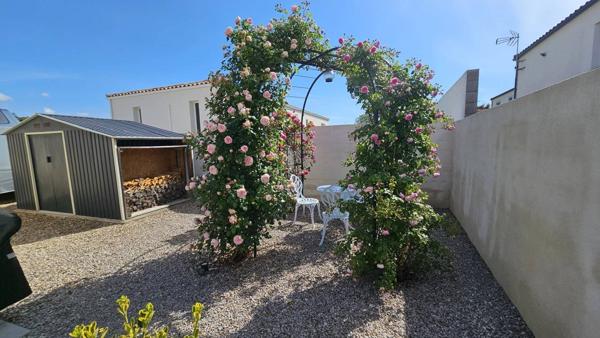 Villa recente avec garage et piscine et parking pour camping-car