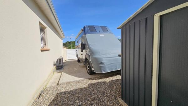 Villa recente avec garage et piscine et parking pour camping-car