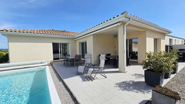 Villa recente avec garage et piscine et parking pour camping-car