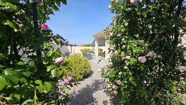 Villa recente avec garage et piscine et parking pour camping-car