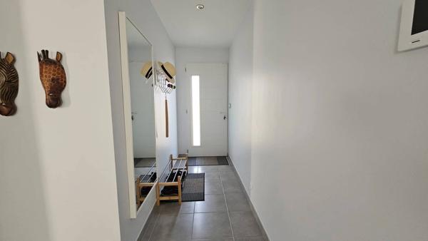 Villa recente avec garage et piscine et parking pour camping-car