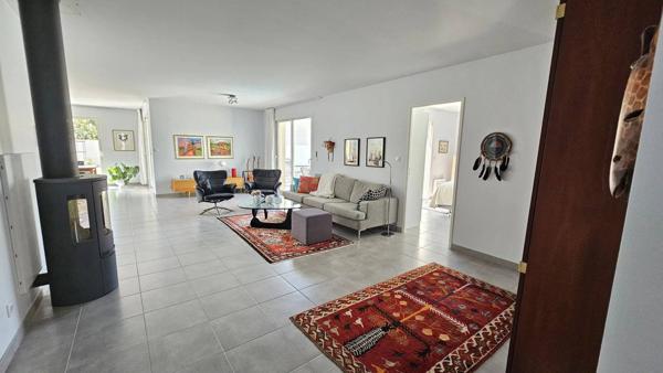 Villa recente avec garage et piscine et parking pour camping-car