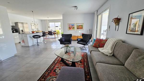 Villa recente avec garage et piscine et parking pour camping-car