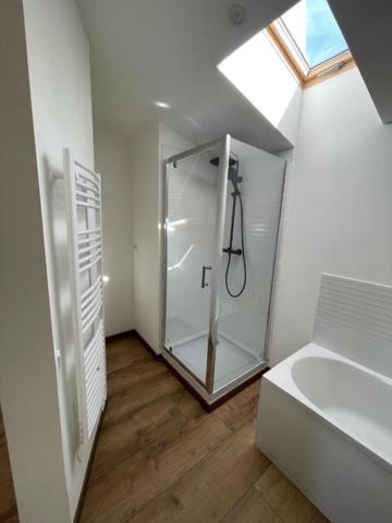 Maison  140 m2  au calme, entièrement rénovée 3 chambres 2 salles d'eau