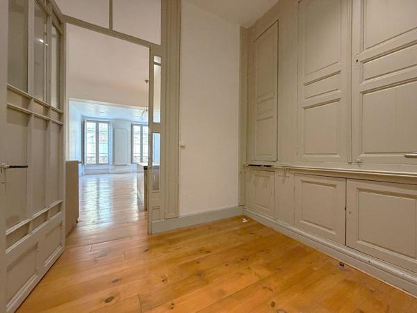 AGEN HYPER CENTRE - Appartement caractère de type 4 d'une surface habitable de 125m² quartier CARNOT.