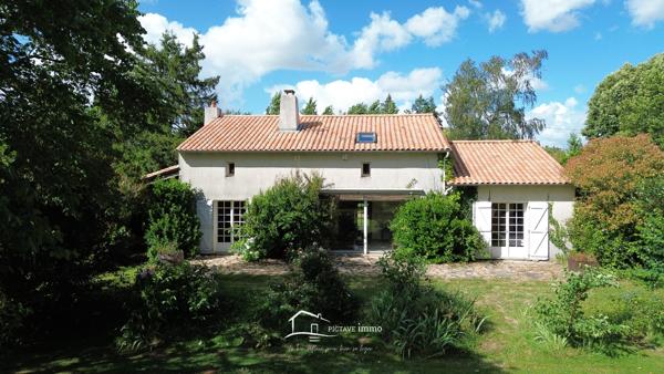 Maison familiale de 5 chambres sur 4 215 m² de terrain – Sans vis-à-vis, grands volumes et cadre paisible Rouillé (86480)