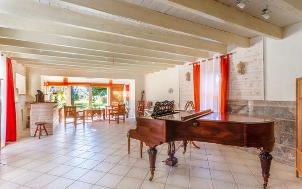 Maison à vendre    7 pièces • 350 m2 Séné