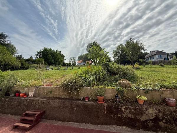 Maison entièrement rénovée avec quatre chambres, terrasse et jardin
