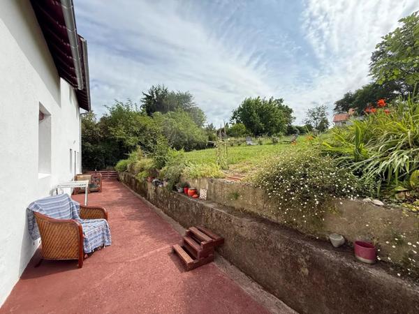 Maison entièrement rénovée avec quatre chambres, terrasse et jardin