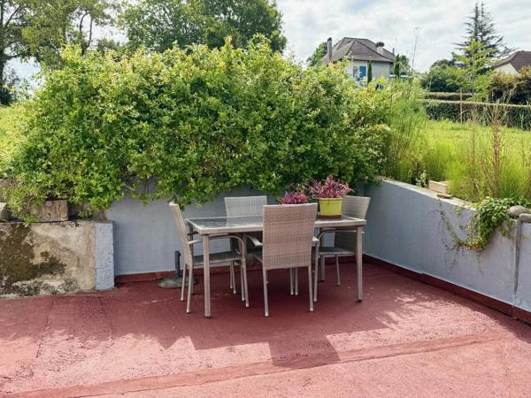 Maison entièrement rénovée avec quatre chambres, terrasse et jardin