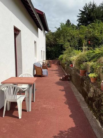 Maison entièrement rénovée avec quatre chambres, terrasse et jardin
