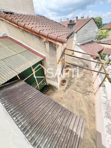 idéal investisseur ! Immeuble de 240 m2 avec local co et terrasse surplombant le centre ville de St-Amour