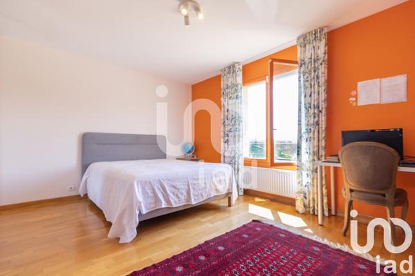 Maison 7 pièces de 250 m² à Charbonnières-les-Bains (69260)