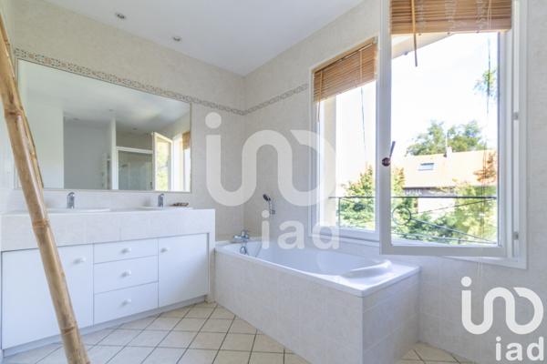 Maison 7 pièces de 250 m² à Charbonnières-les-Bains (69260)