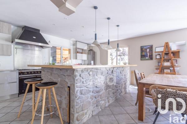 Maison 7 pièces de 250 m² à Charbonnières-les-Bains (69260)