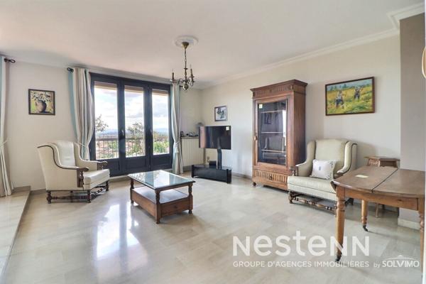 Saint-Priest Village, Appartement 5 Pièces, 124m2, dernier étage, double balcon, stationnement, cave.