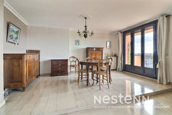 Saint-Priest Village, Appartement 5 Pièces, 124m2, dernier étage, double balcon, stationnement, cave.