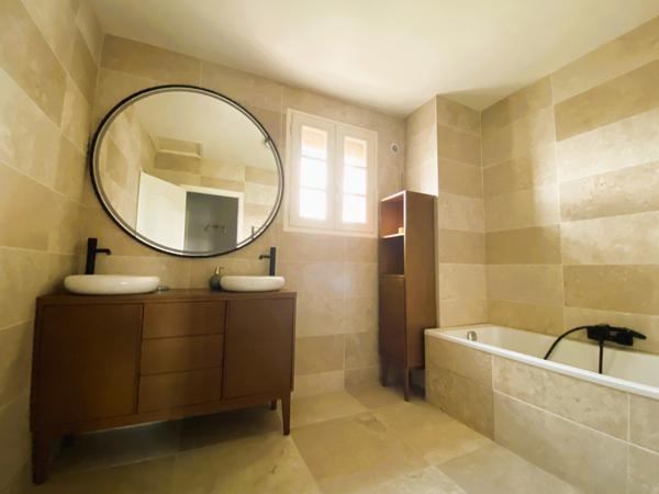 Centre-village - villa T 5 - 146 m2- terrain arboré 450m2 -