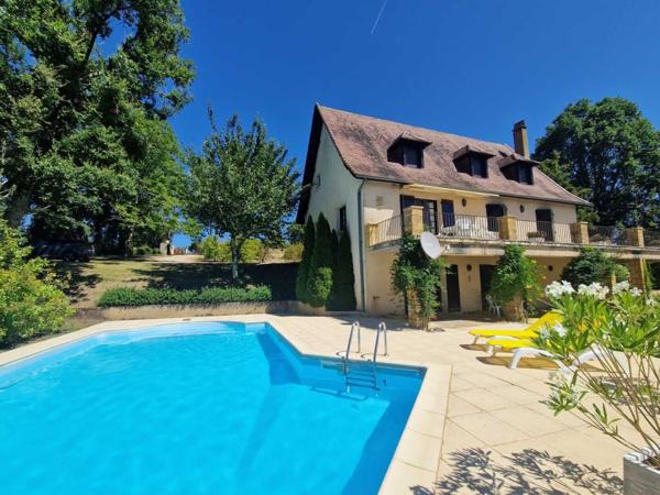Maison contemporaine - Saint-cyprien Perigordine avec piscine et magnifique vue sur la Vallée.