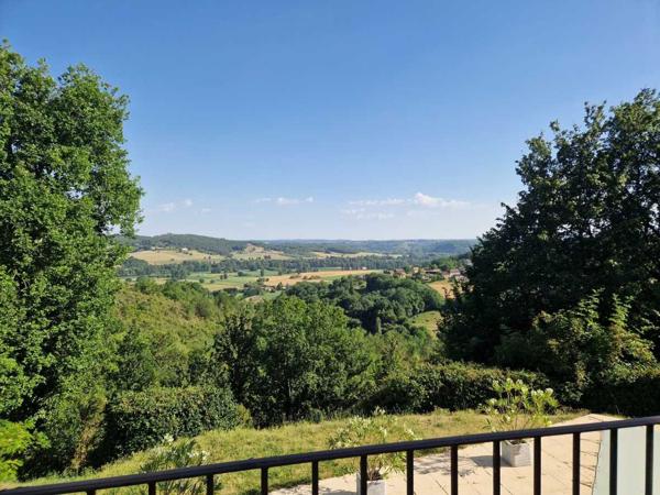 Maison contemporaine - Saint-cyprien Perigordine avec piscine et magnifique vue sur la Vallée.