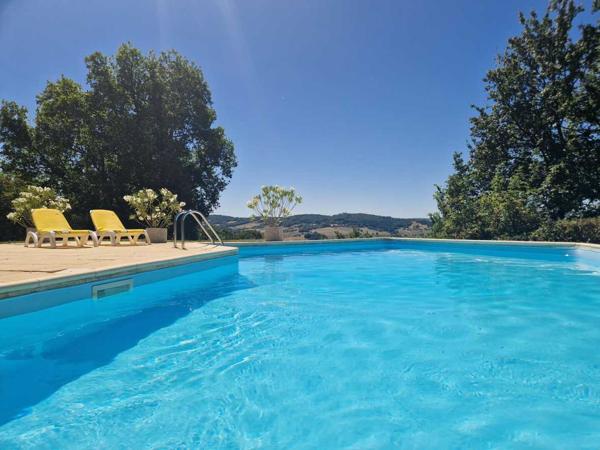 Maison contemporaine - Saint-cyprien Perigordine avec piscine et magnifique vue sur la Vallée.