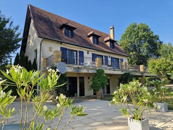 Maison contemporaine - Saint-cyprien Perigordine avec piscine et magnifique vue sur la Vallée.