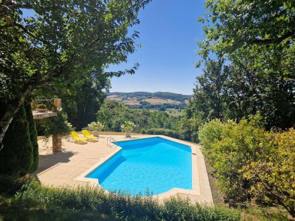 Maison contemporaine - Saint-cyprien Perigordine avec piscine et magnifique vue sur la Vallée.